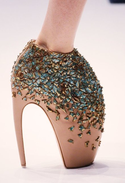 "反人类"的脚尖美学:31cm"犰狳鞋",超模撅腚摆手一步一颤!