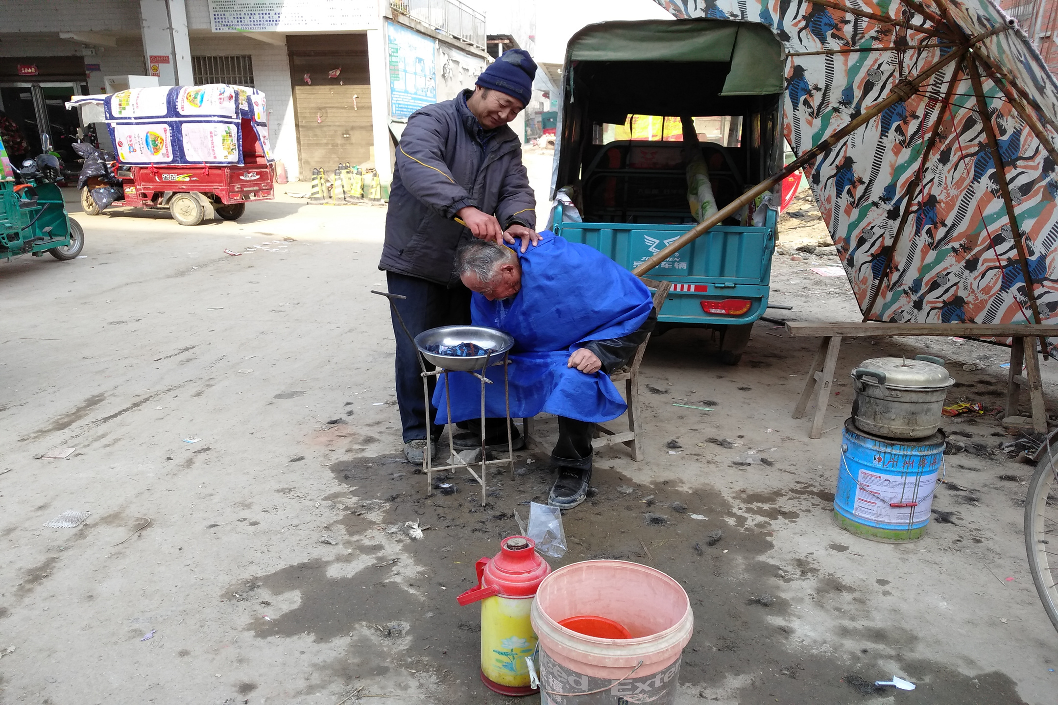实拍河南农村路边理发,煤火热水瓶一应俱全,3元就能剃光头