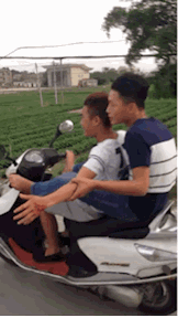 搞笑gif图:躲过了洒水车的袭击,却逃不过小轿车的冲撞
