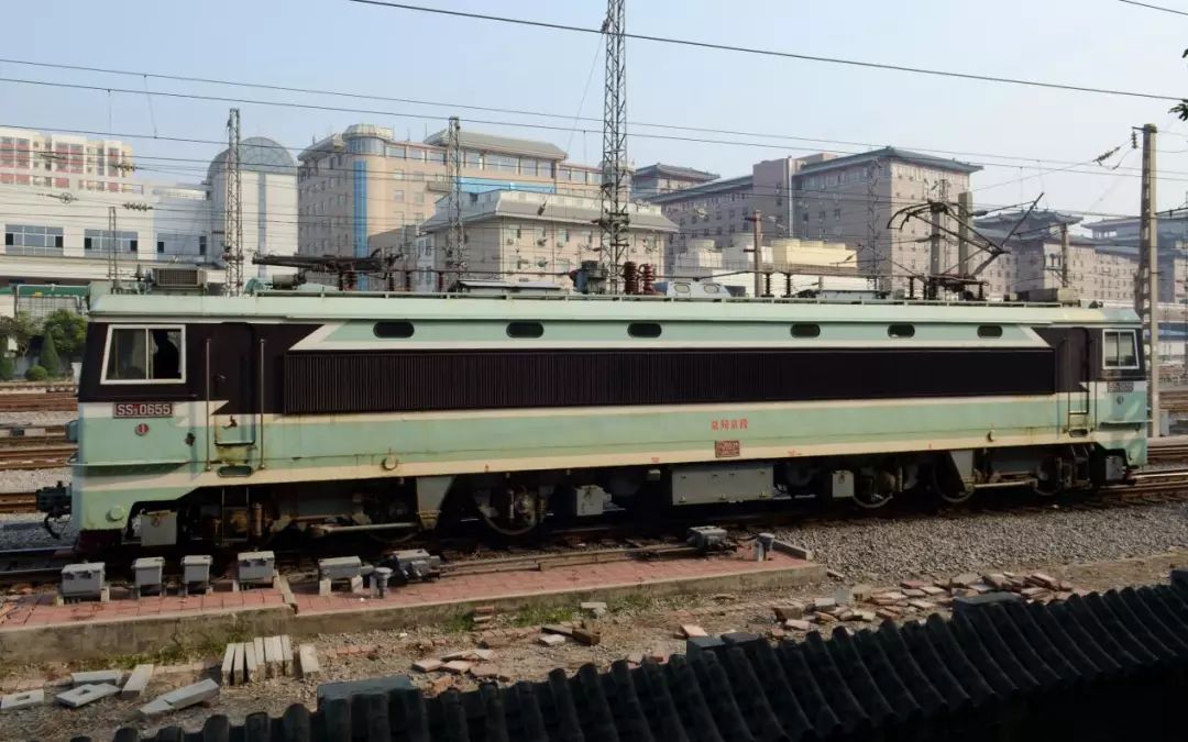 中国第二代电力机车韶山3型,曾获国家科技进步二等奖