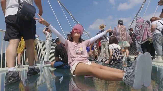 现如今最火的玻璃桥,却变成了"偷窥桥",工作人员也无能为力!