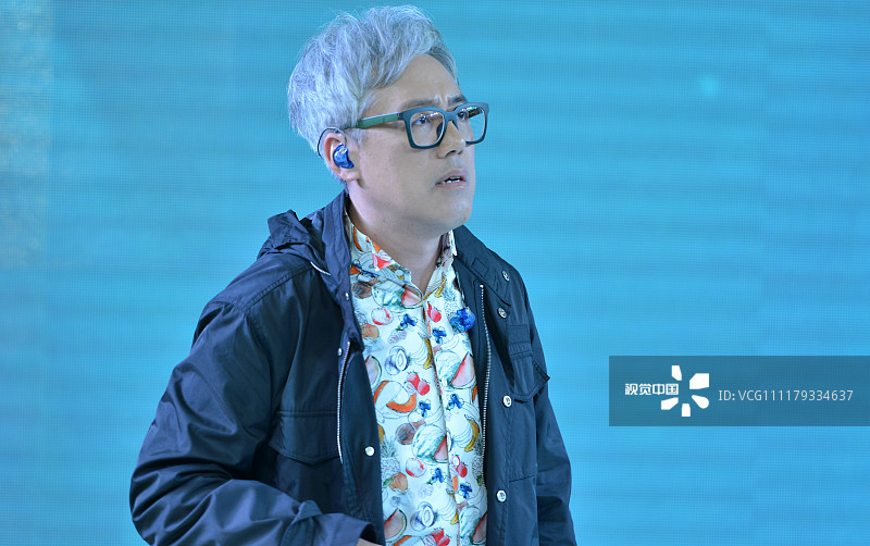 51岁张宇满头白发尽显老态 曾因无限期停工引粉丝心疼