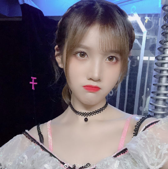 snh48-汪佳翎晒出与姐妹的合影庆祝演出成功,女神美翻了