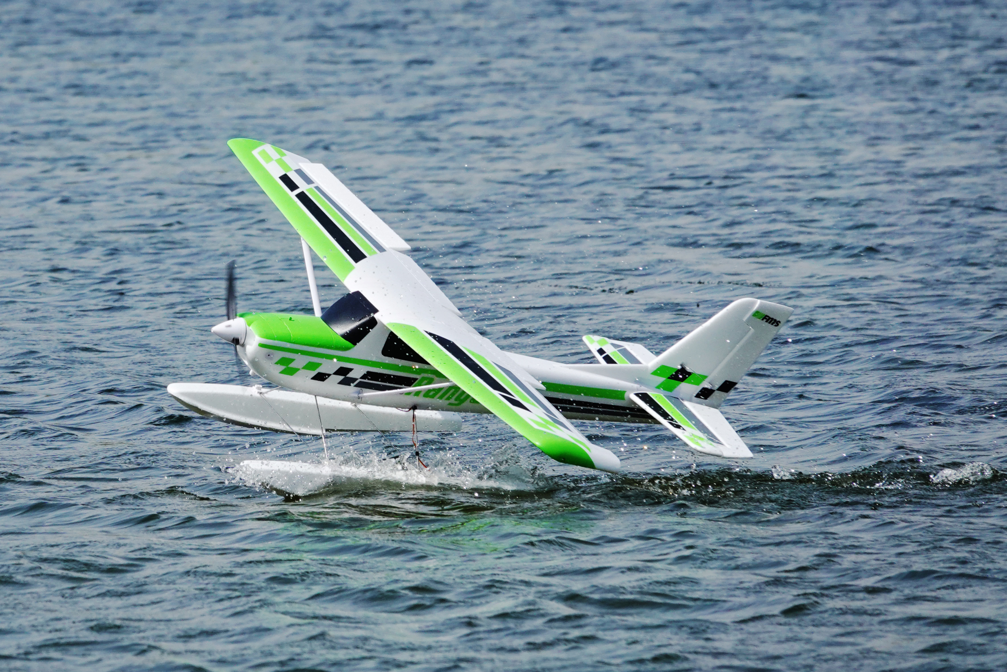 水上起飞航模情报局摄