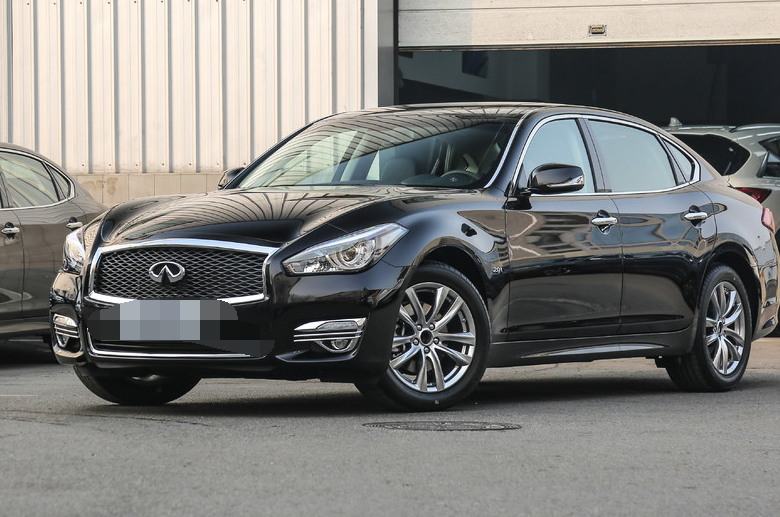 和谐还有着运动感的英菲尼迪q70l,给年轻人带来一种视觉的享受