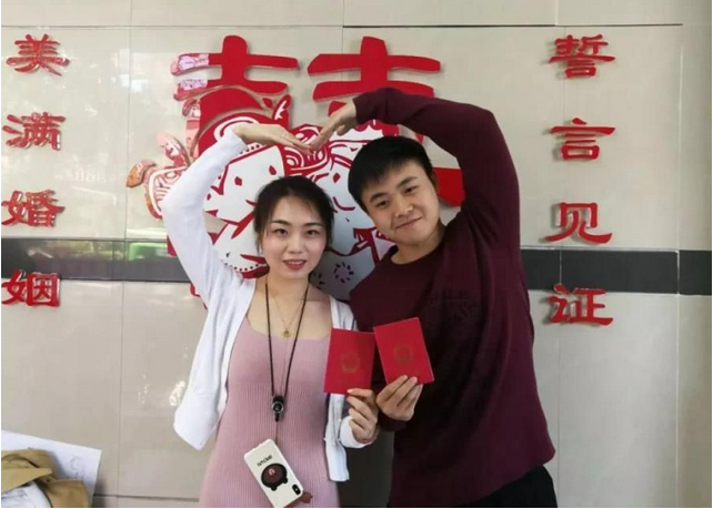 民政局离婚登记处火了,看到背景墙上的字,网友:你们有心了!