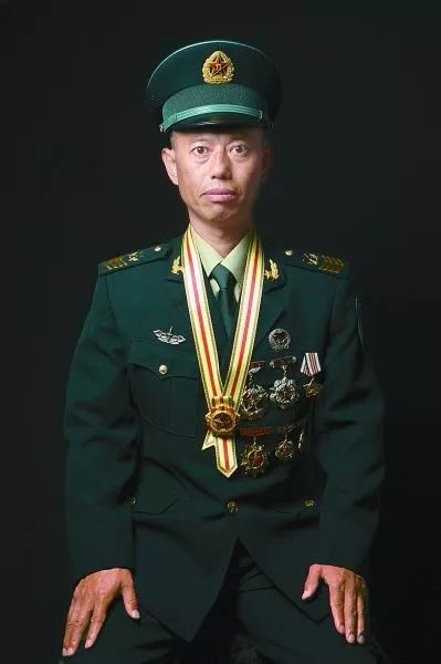 厉害!士官一直干到了退休