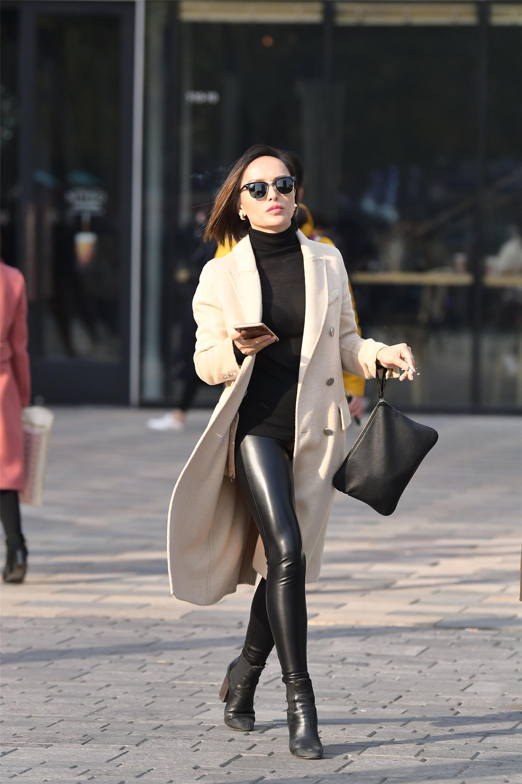 到了初冬时节,时尚街区的美女也会穿搭皮裤出行