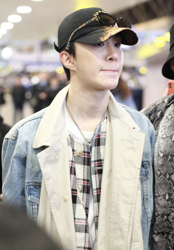 范丞丞沙雕表情果真"傻儿子",狂收礼物十足奶乖!