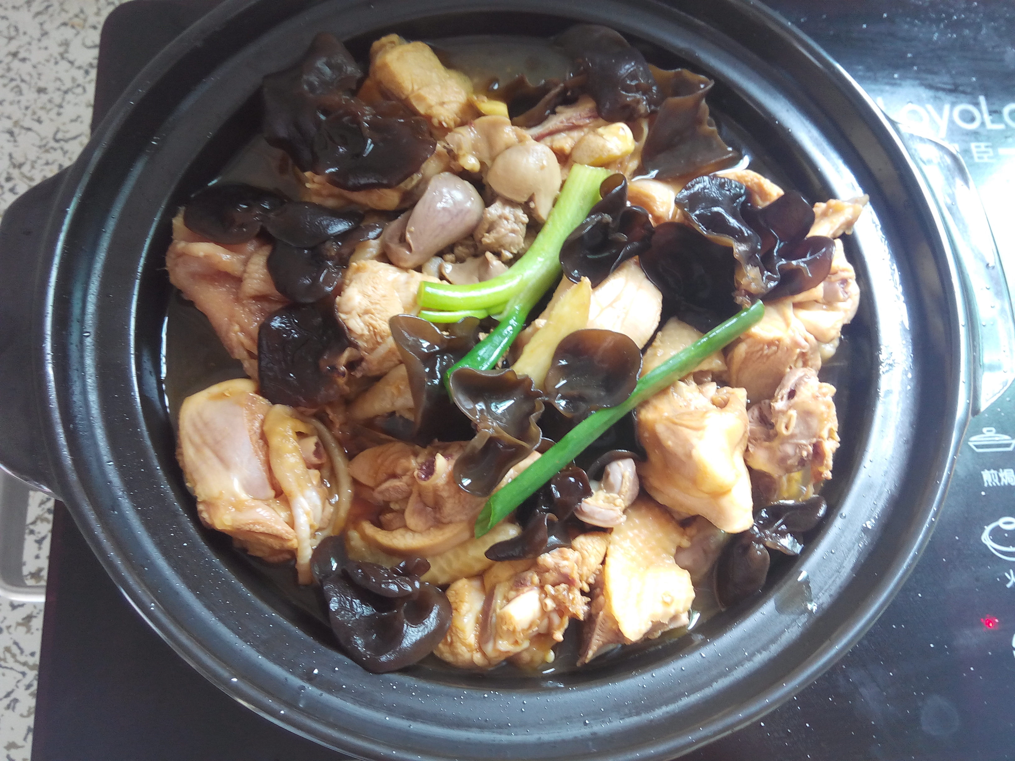 香菇莴笋砂锅鸡,香菇莴笋砂锅鸡和小鸡炖蘑菇有异曲同工之妙