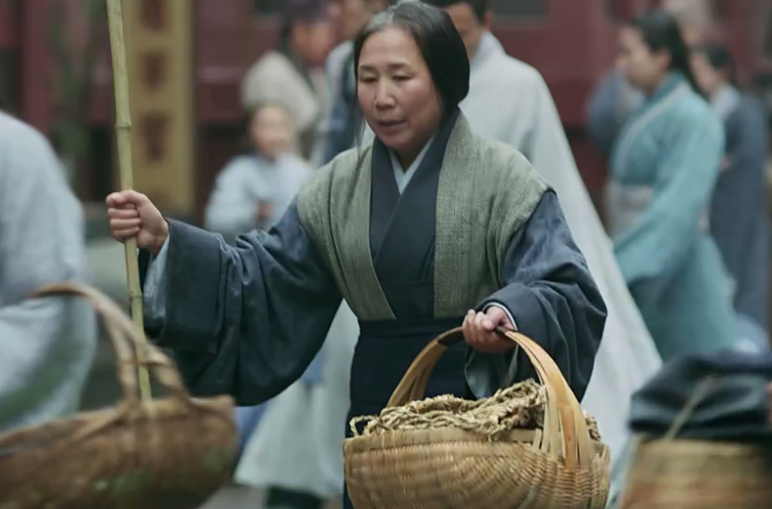 第五穿帮:瞎眼老太穿布鞋