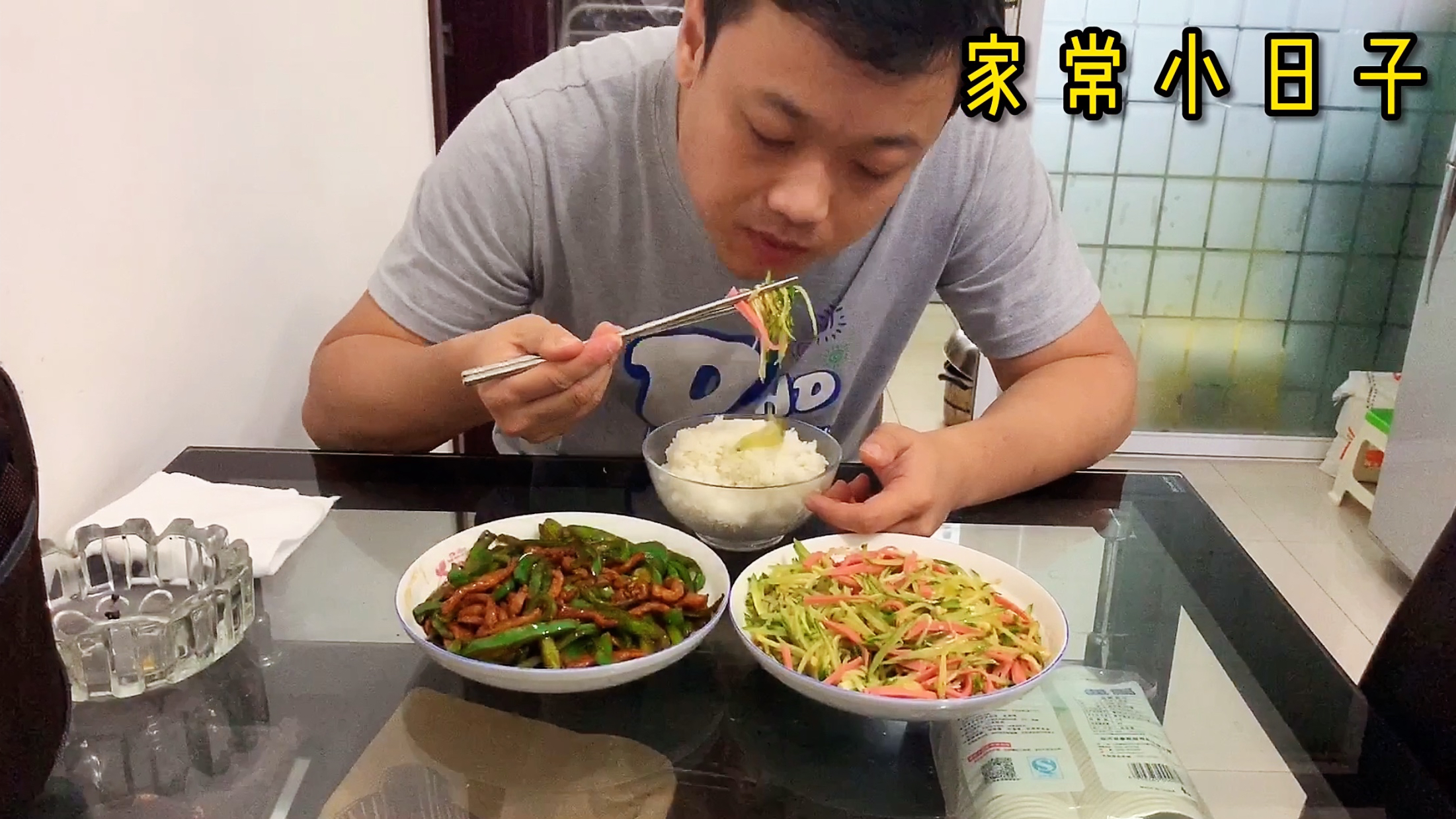 大叔做金针菇拌黄瓜,菜椒肉丝,两个家常菜,吃了满满一碗米饭