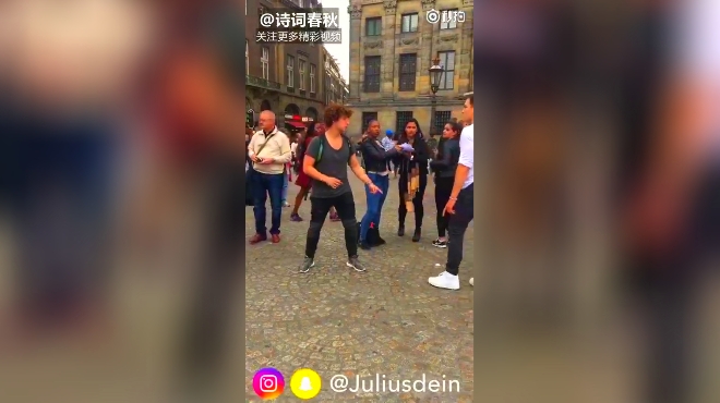 这位路人反应亮了 超级萌萌哒 01:15 两个大男人居然这样打架 搞得