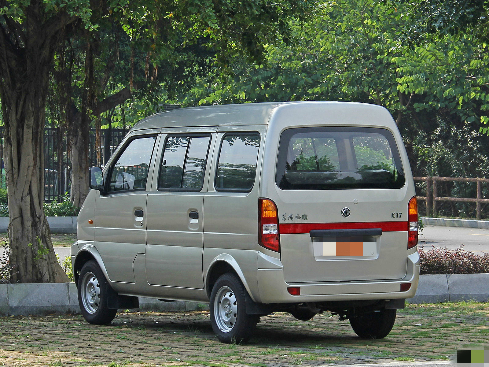 领你欣赏东风小康k17的霸气外观