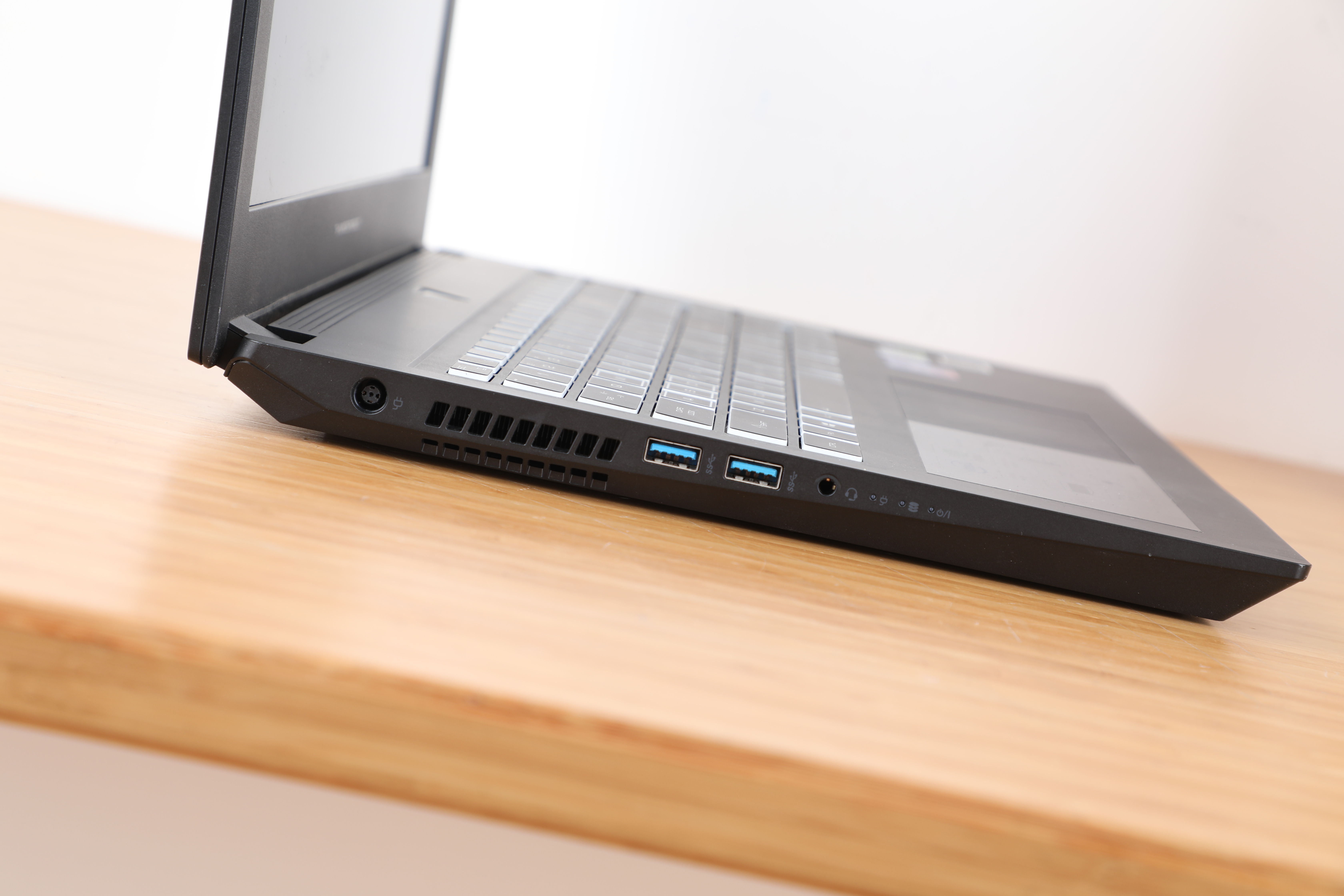 打破黑暗个性外观 雷神911air游戏本赏析