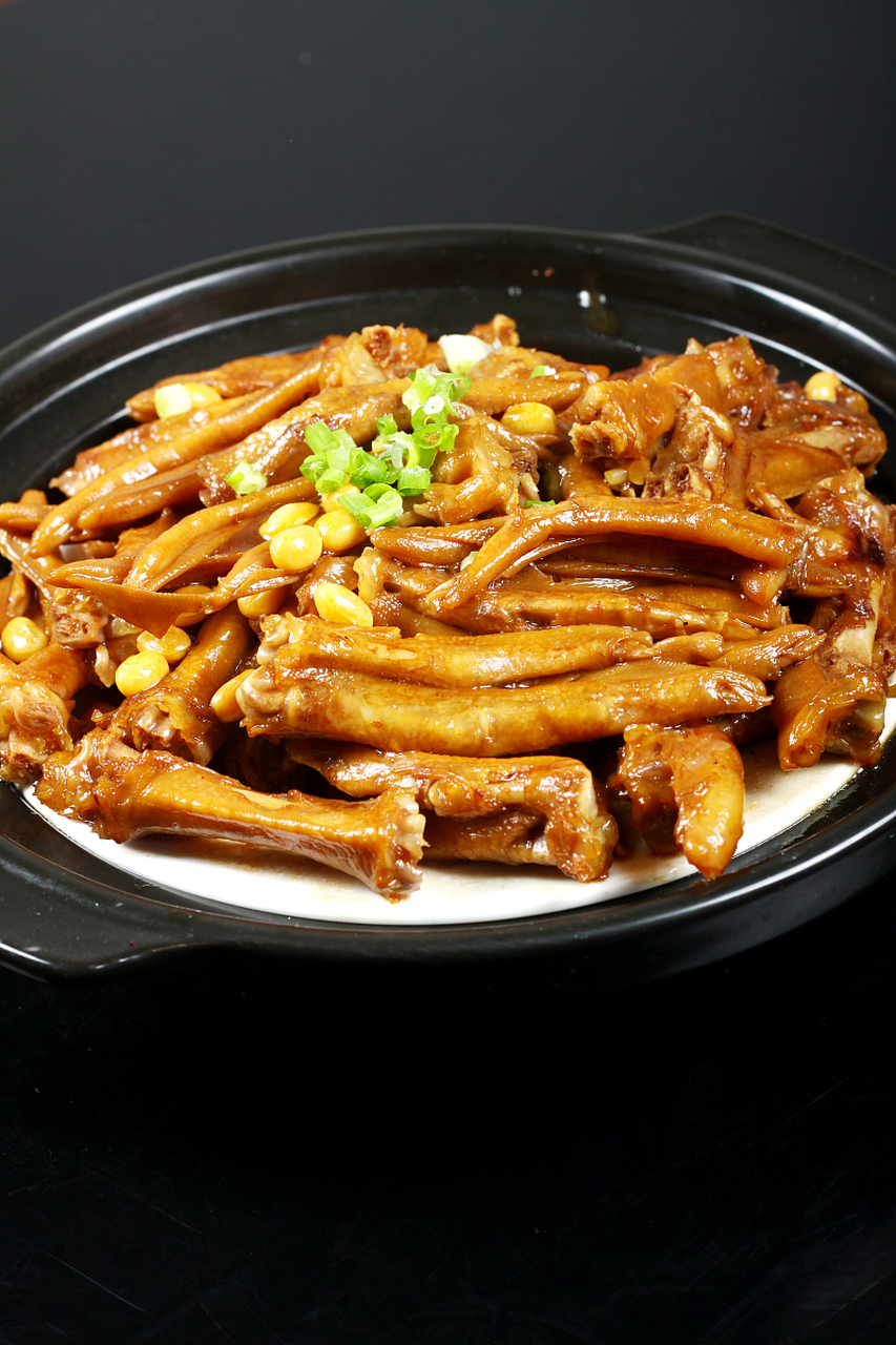 炝红莽子:"红莽子"是吕四港海域特有的一种海虾,春季的红莽子非常肥腴