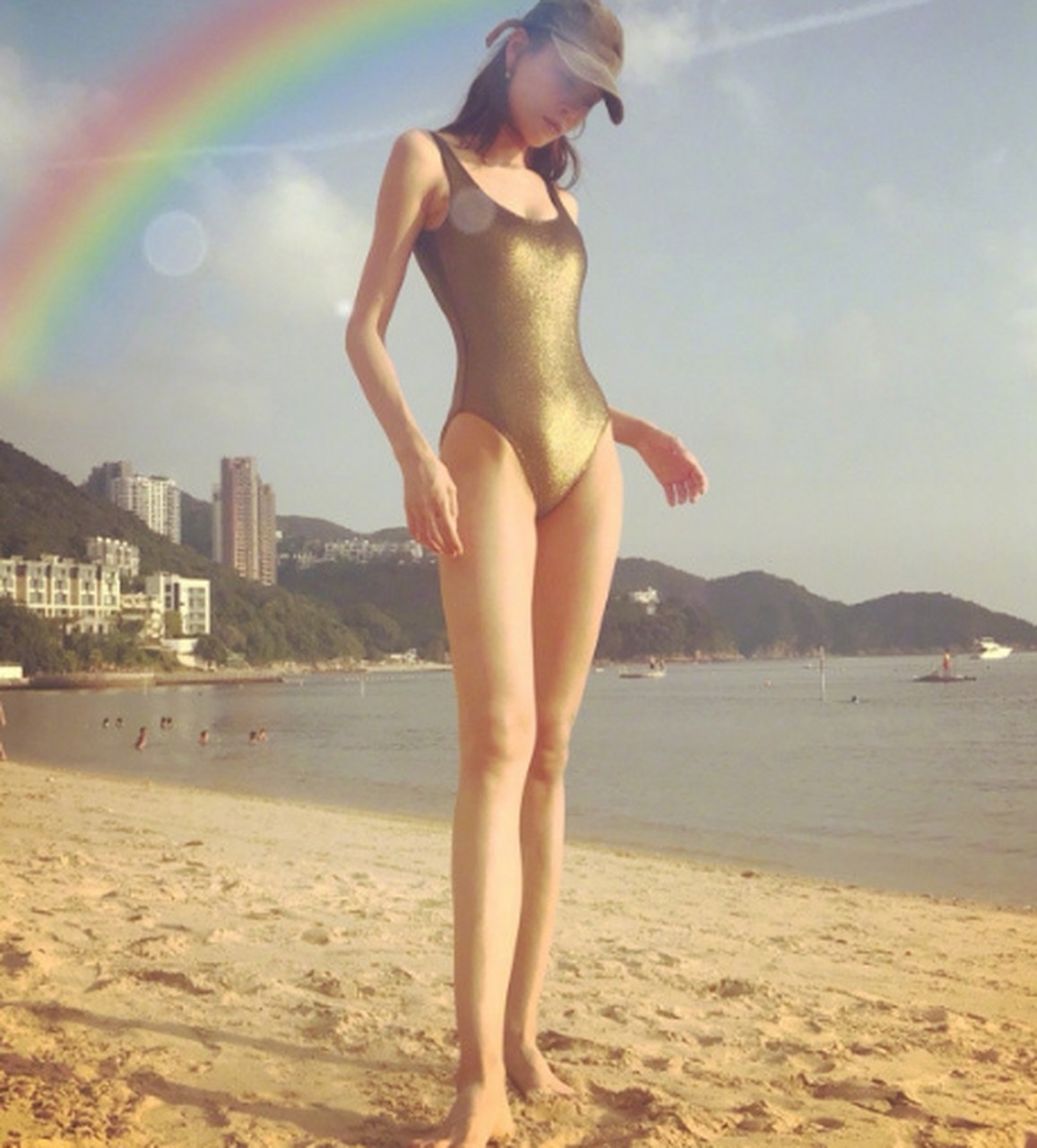 近日,张蓝心在微博上晒出一组性感泳装照.