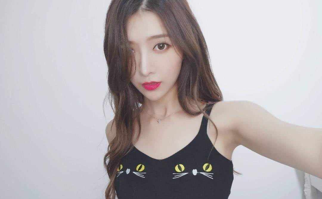 饺子君在解说德杯时,大长腿实力吸睛,网友:这谁能顶得住啊