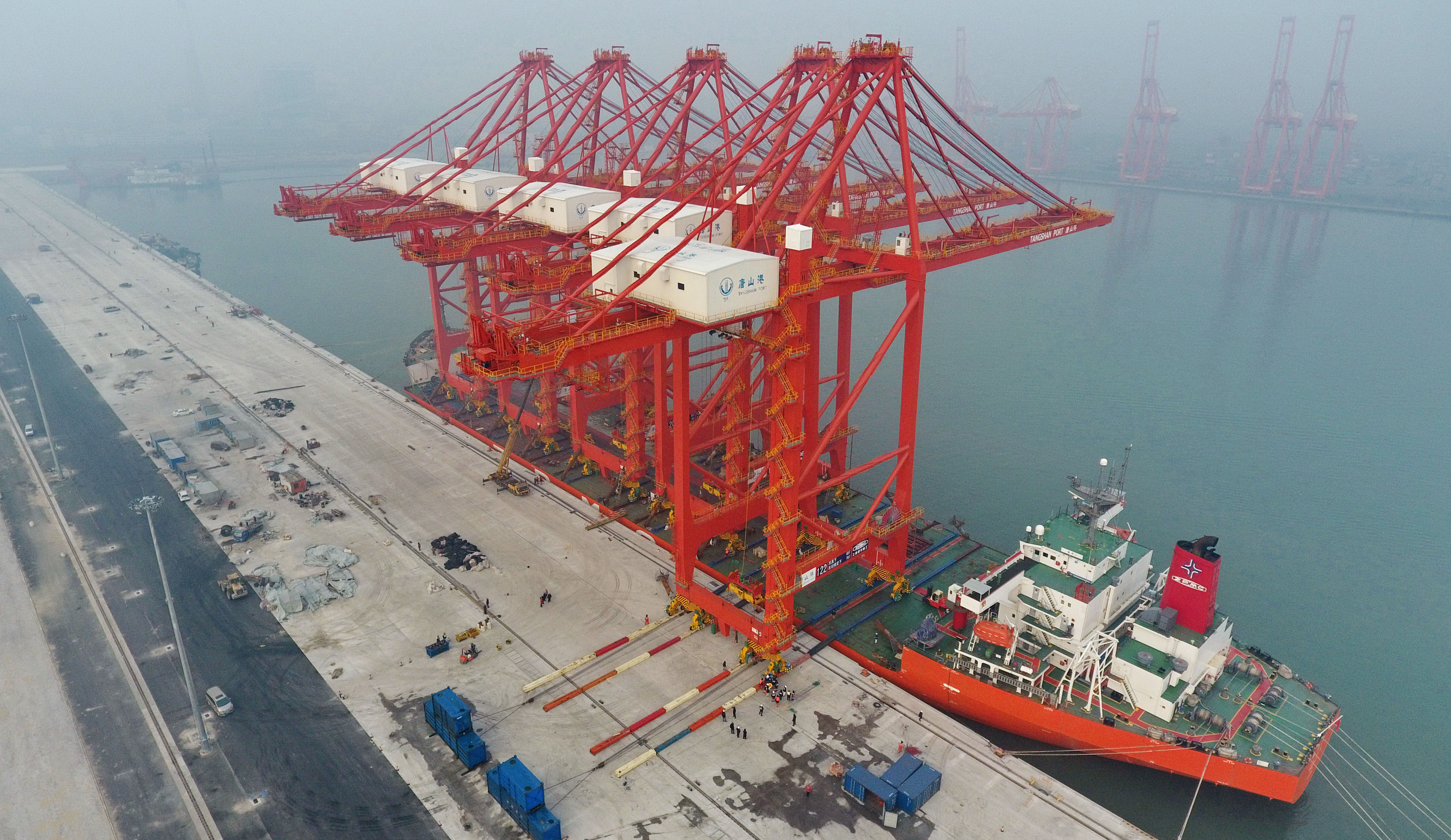 唐山港自动化集装箱码头开始安装装卸岸桥(1)