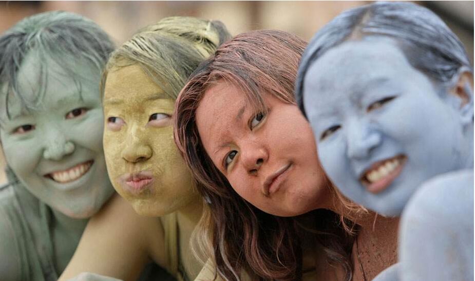 韩国美女欧巴泥浆里玩泥巴?泥巴节的疯狂,颠覆你对韩国的印象