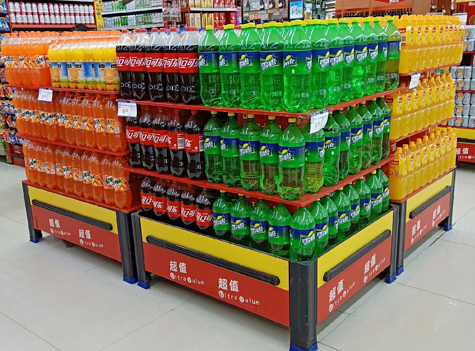 罐装啤酒,饮料等高度相同的商品堆头陈列,这种堆头陈列美观大方,量感