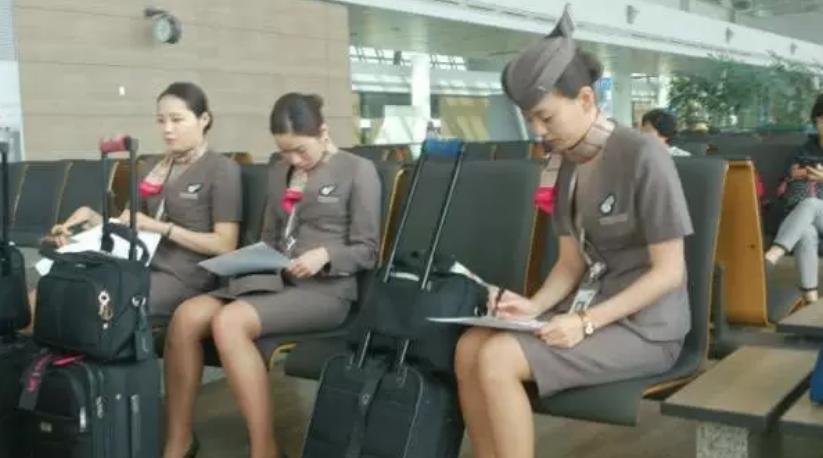 空姐服务客人经常弯腰和蹲下,为什么还要穿短裙?不怕