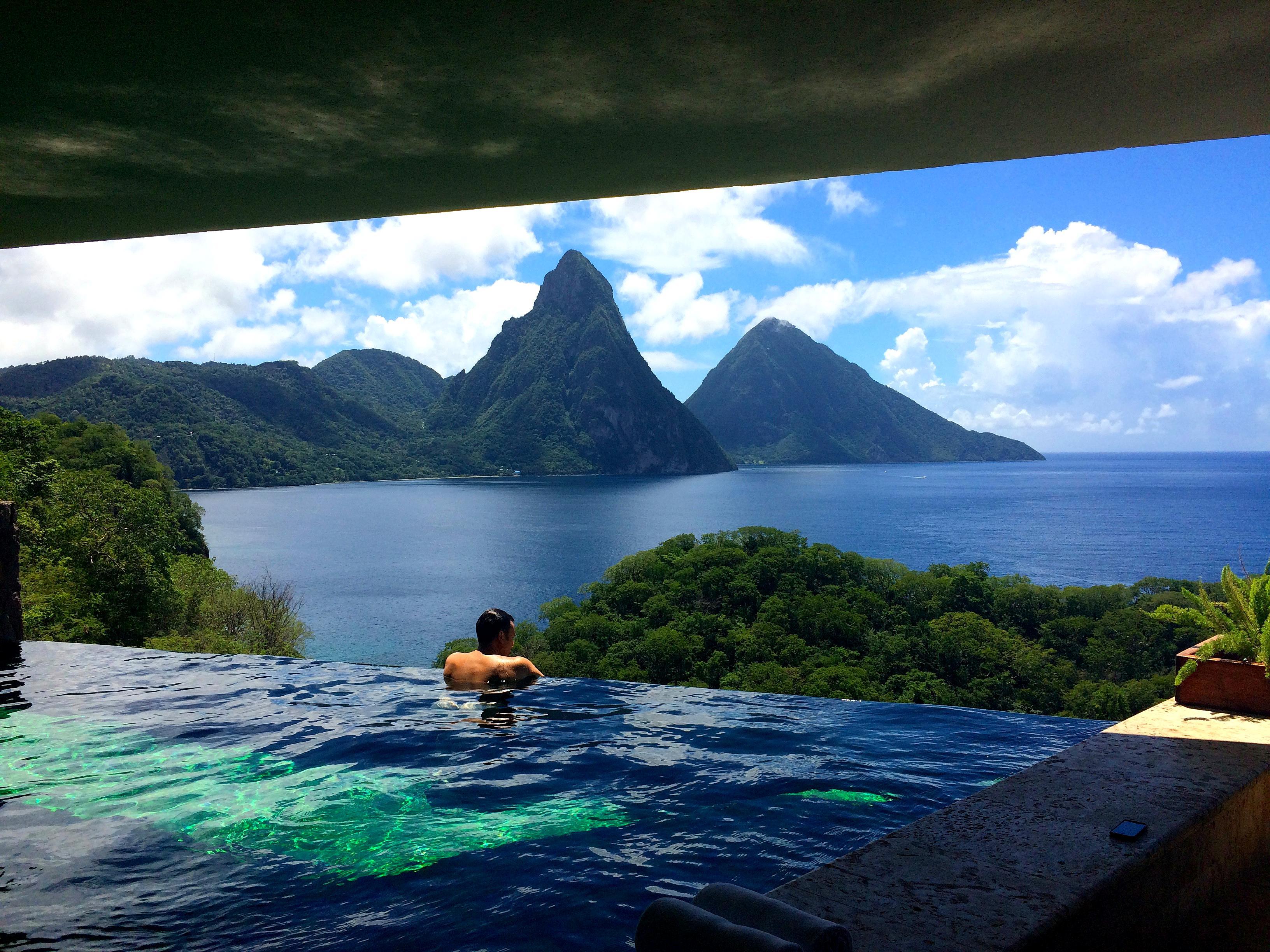 乌布空中花园酒店位于印度尼西亚的巴厘岛,是无边泳池爱好者的天堂