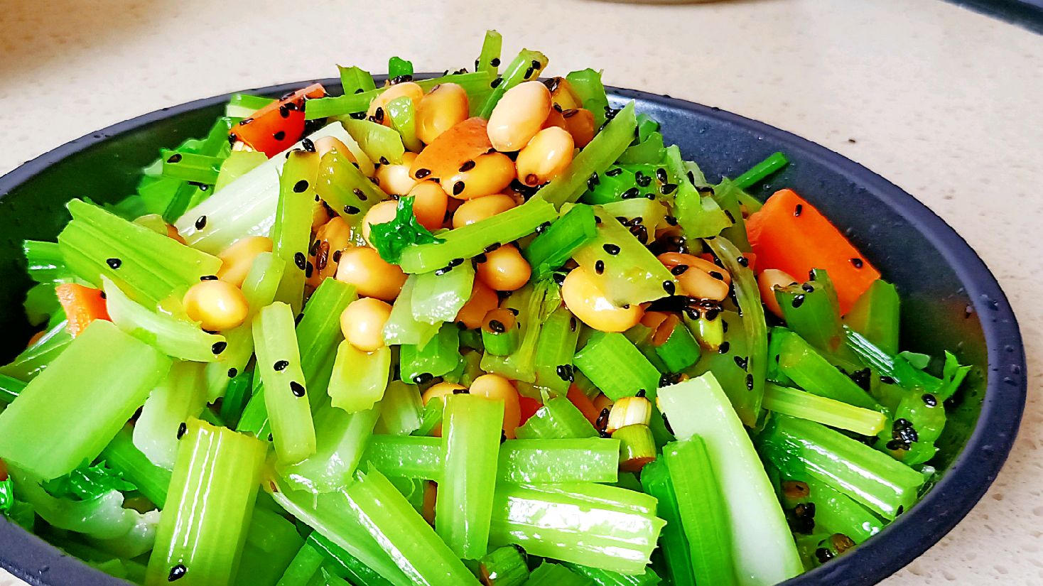 一菜两吃——芹菜,加一把黄豆,2块钱成就美味精致小凉菜!