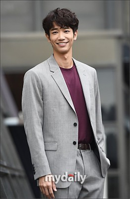 台湾艺人刘以豪接受采访 西装革履笑容阳光