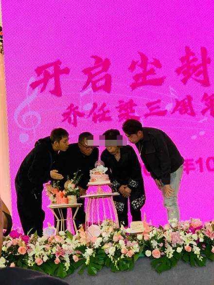 乔任梁粉丝追思会充满粉色 黄晓明一句话全场落泪