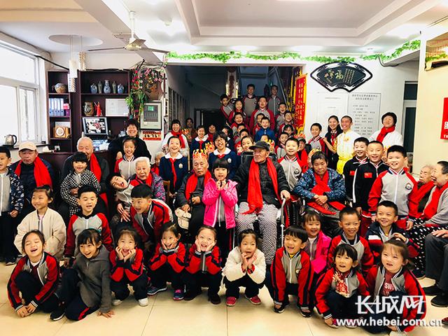 唐山博杰学校举行"爱在金秋 情暖重阳"爱心活动