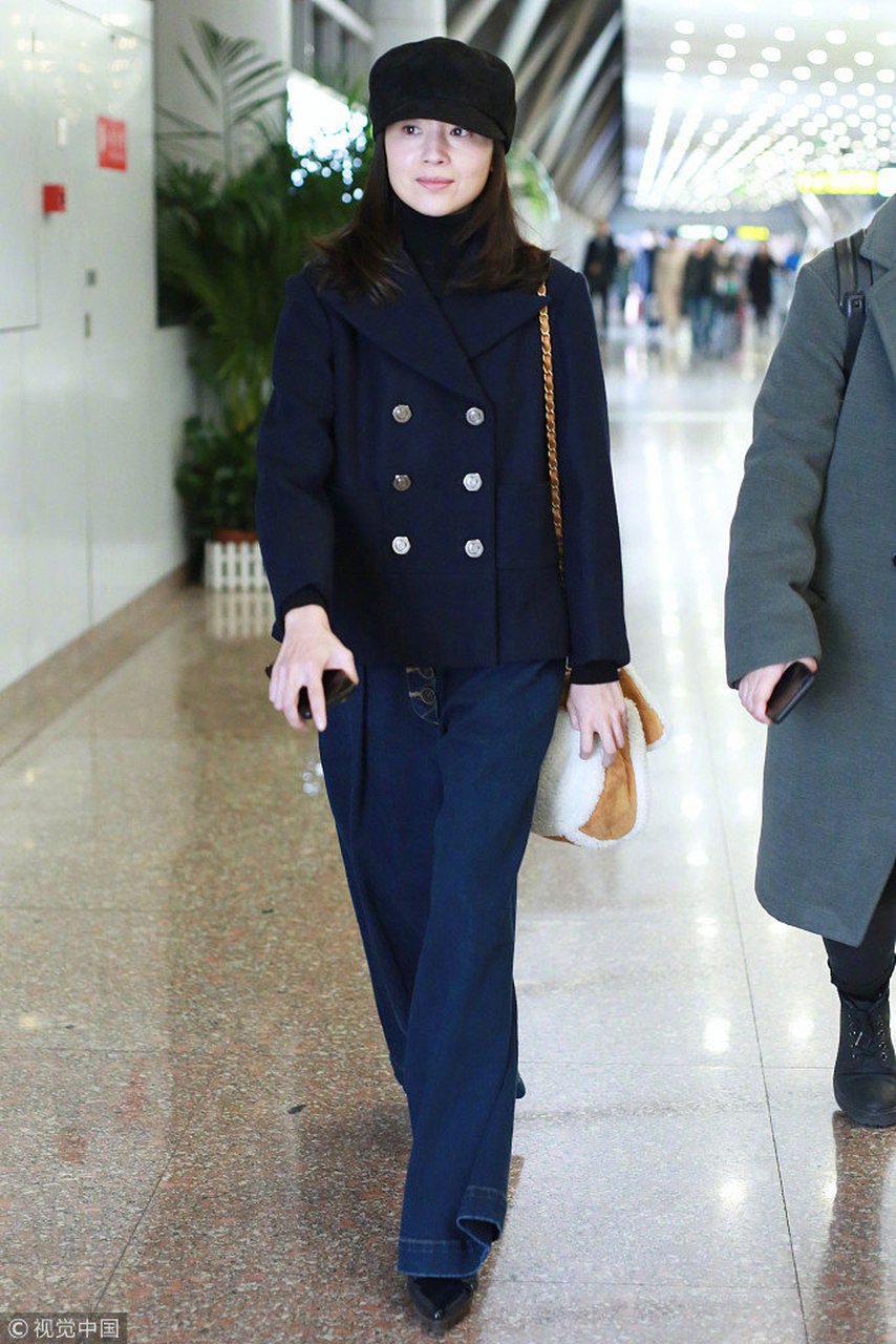 董洁机场私服街拍,藏青色双排扣小外套搭配同色系牛仔阔腿裤,戴一顶报
