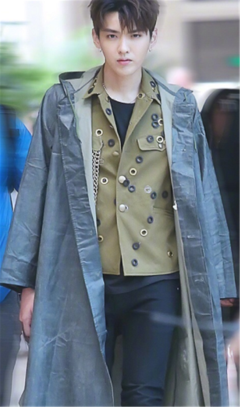 吴亦凡驾驭几十块钱的雨衣,简直帅的不要不要的!