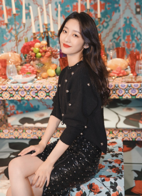 戚砚笛身着黑色毛衣亮片开叉半裙,黑色搭配红唇,尽显女王范儿!