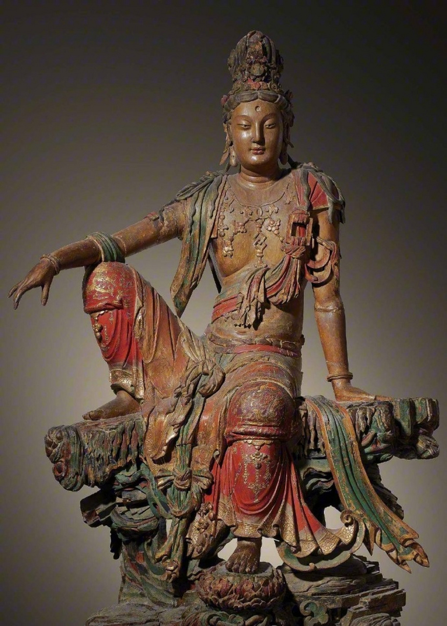 十一至十二世纪早期辽代彩绘木雕水月观音像.