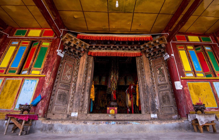 怒江普化寺又叫喇嘛寺,属藏传佛教寺院,在当地有重要地位.