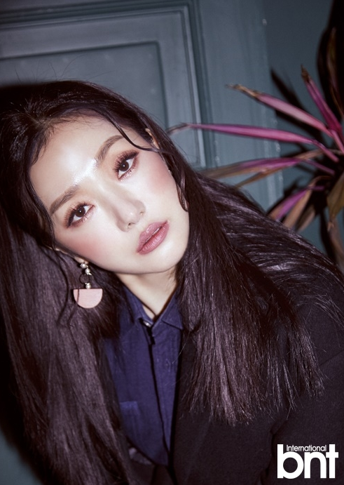 郑素英拍写真,称《我的黄金光辉人生》为"人生之作"