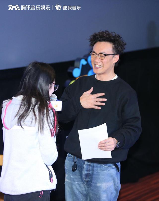 陈奕迅现身上海,与粉丝热情互动,回忆成员卢凯彤美好时光!