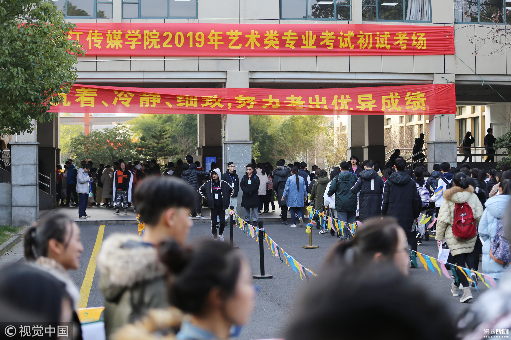 浙江传媒学院艺考初试 帅哥美女"扎堆"