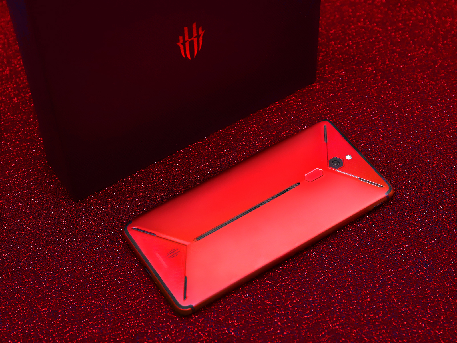 别样的一抹红 红魔mars电竞手机烈焰红图赏