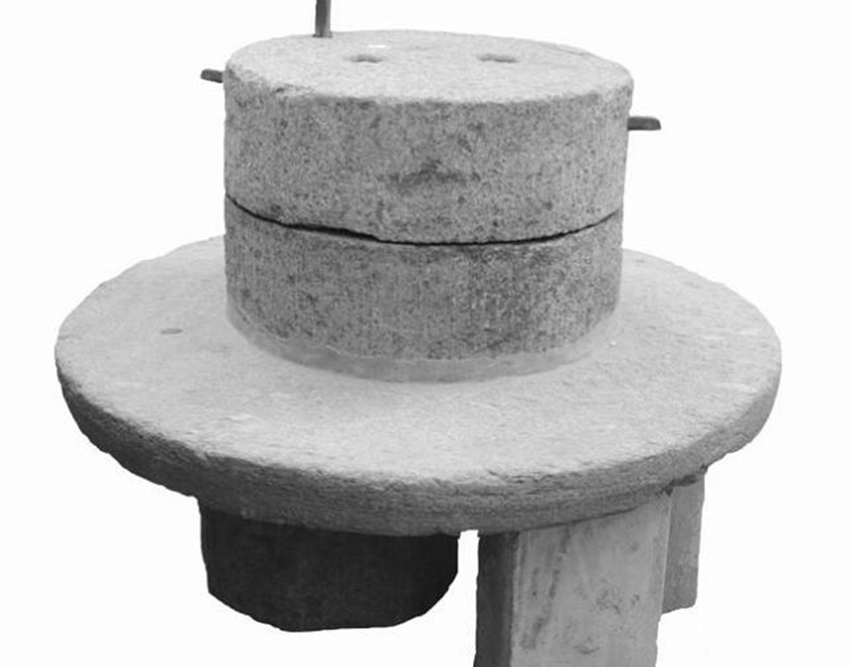 农村人都知道,石磨是将粮食磨成面粉的工具,古时称作"硙",石磨的发展