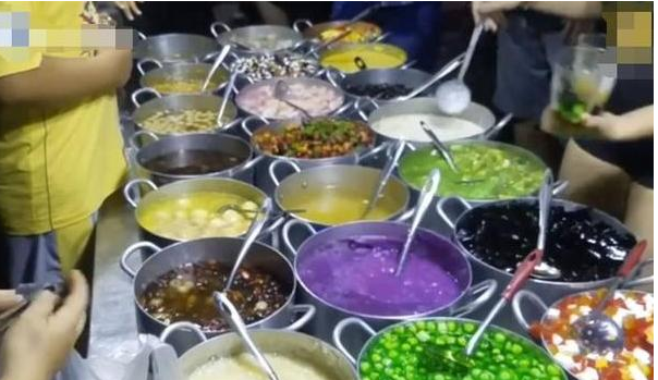 年轻大姐街边摆摊卖"营养汤",24种口味随便选,5元1碗遭疯抢