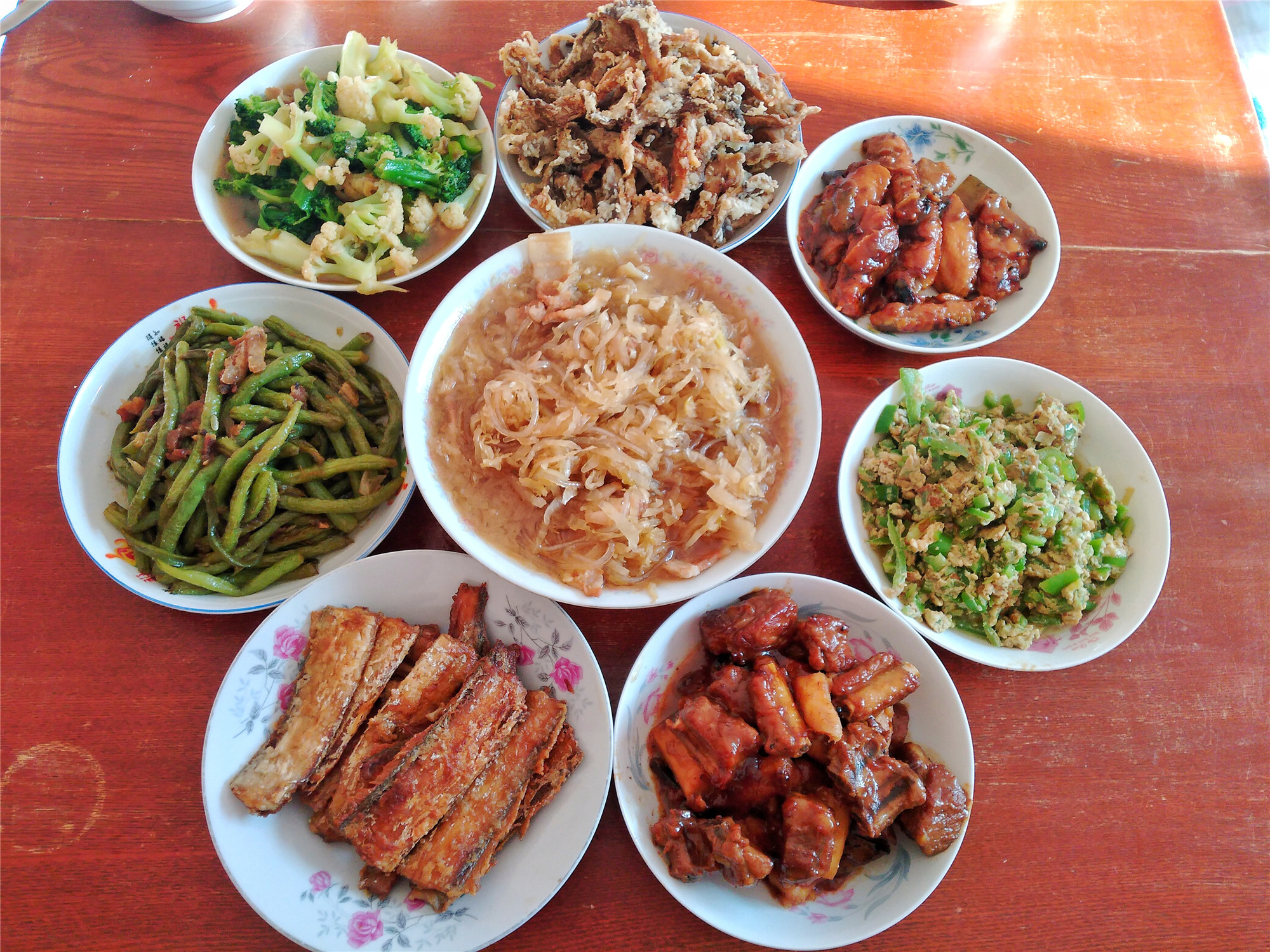 周末奶奶给孙子做了一桌子菜,虽是家常菜,可每道都充满家的味道