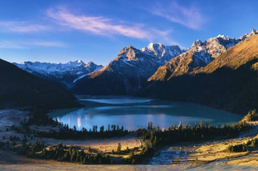 在白海子山雪峰附近,有一个白海子:静谧的她沉睡在巍峨的雪峰之下,被