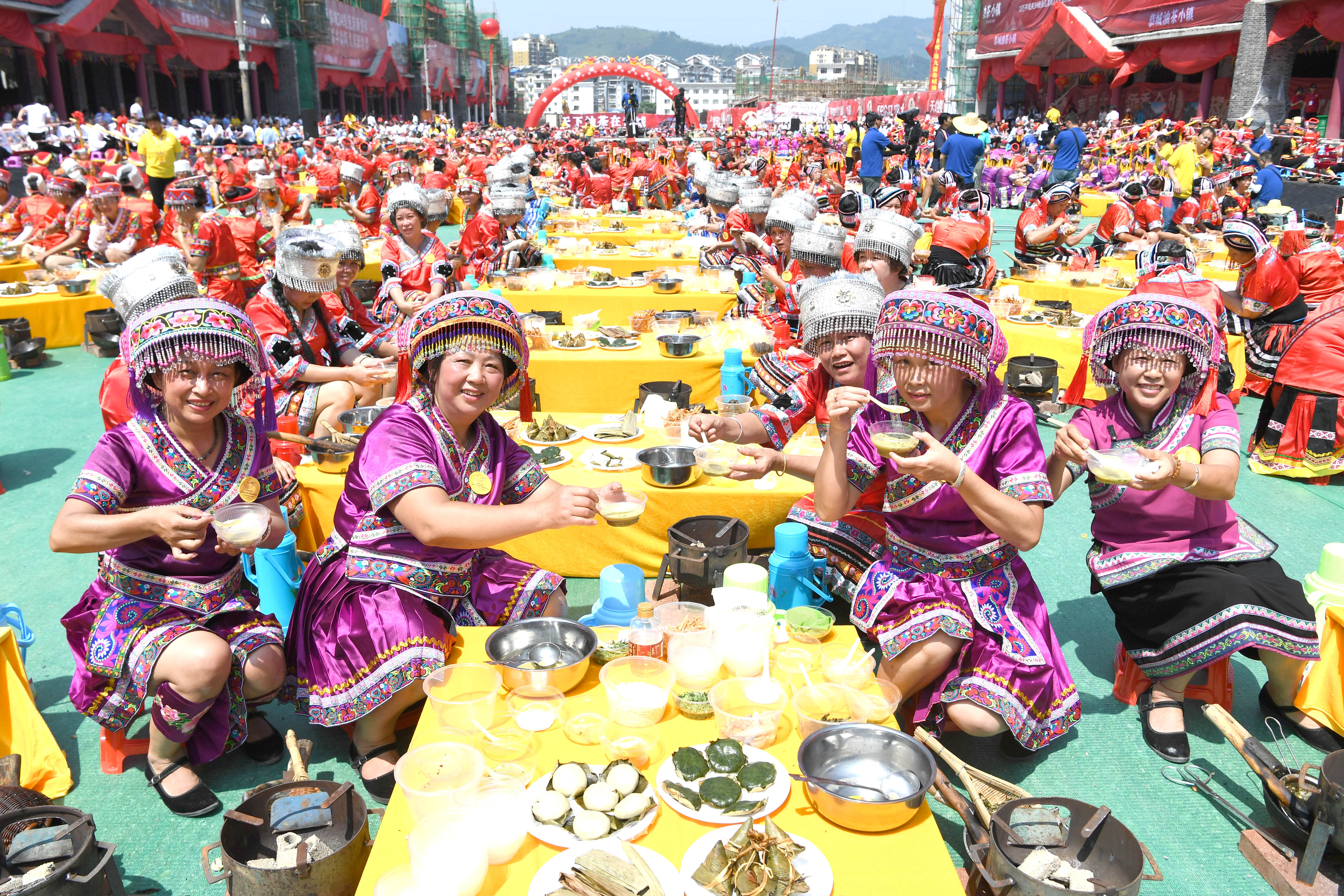 广西恭城2019人打油茶创造吉尼斯世界纪录(2)