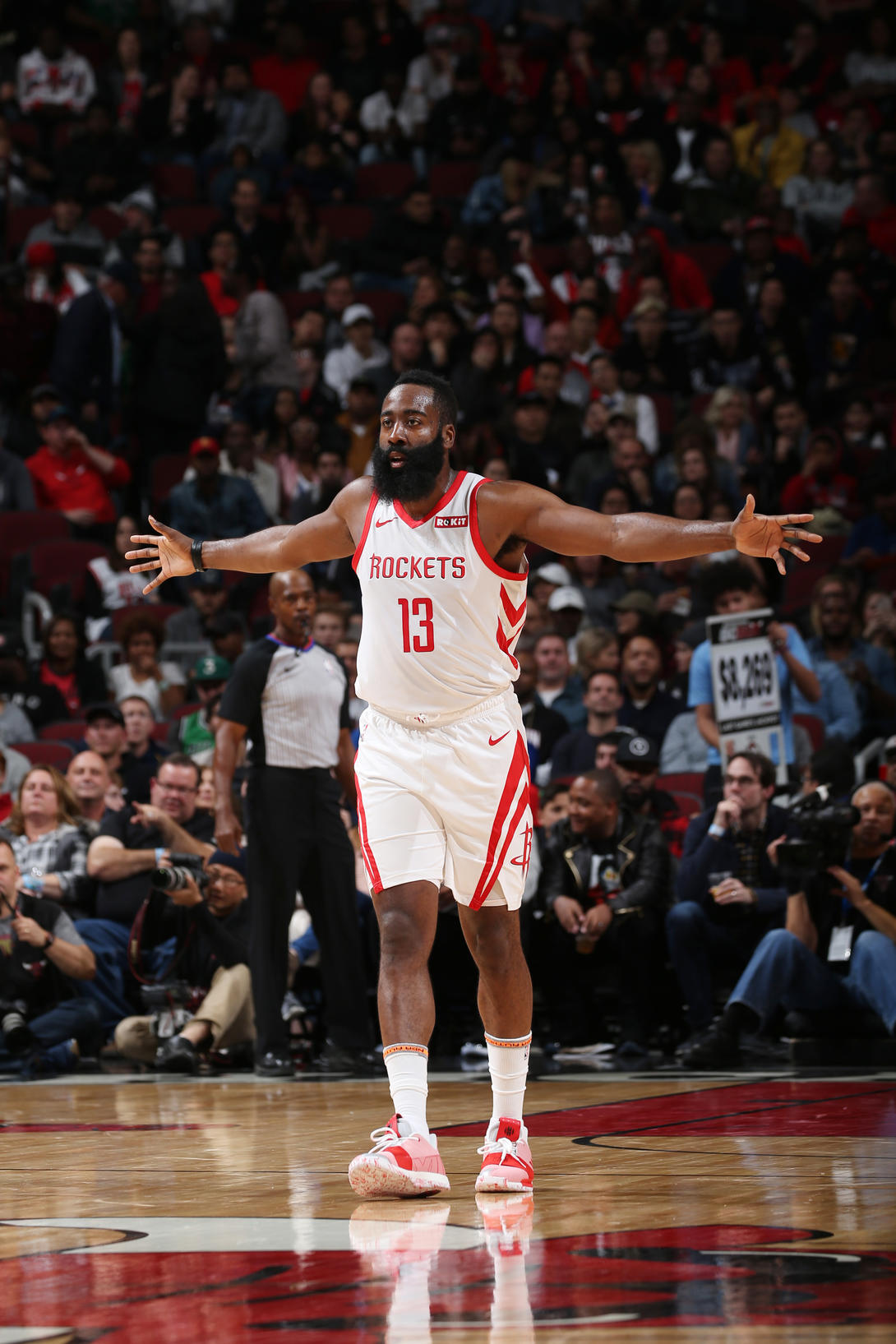 11月14日,公牛主场迎战火箭.左腿筋拉伤的哈登也在这场比赛中复出.