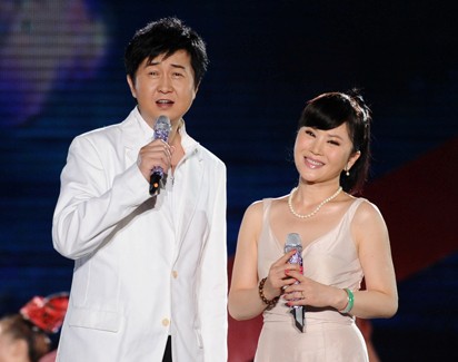 47岁杨钰莹和50岁任静同框,两人对比脸成亮点,这还是任静吗