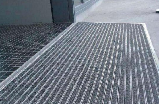 头一次见用"铝合金"做地垫,比传统地垫好用十倍,防滑又耐磨
