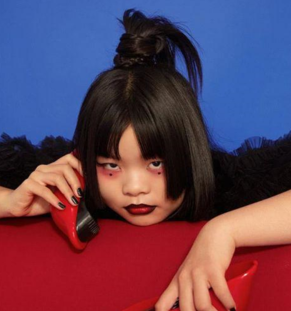 中国"最丑女团"登时尚杂志,蓝眼影蓝嘴唇,独特妆容引热议!