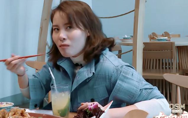 《女儿们的恋爱》傅园慧再约会,首次穿裙子,却被手里的饮料抢镜